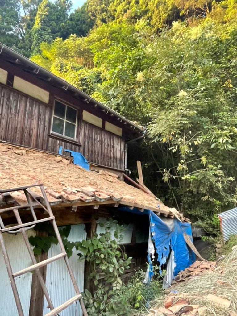 屋根の落ちている家
