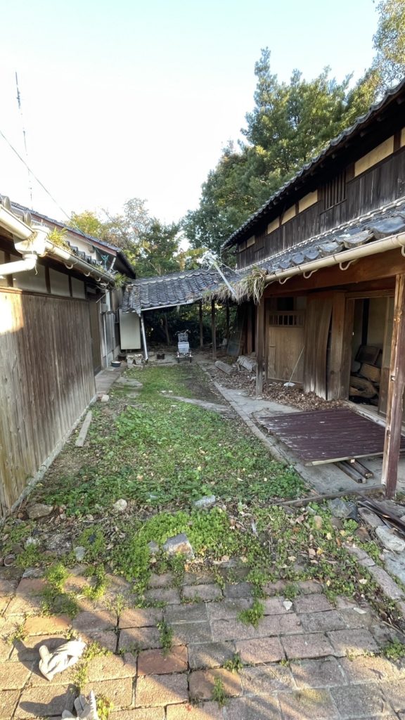 宇部市西琴芝解体工事で隣の家に倒れかかっている画像