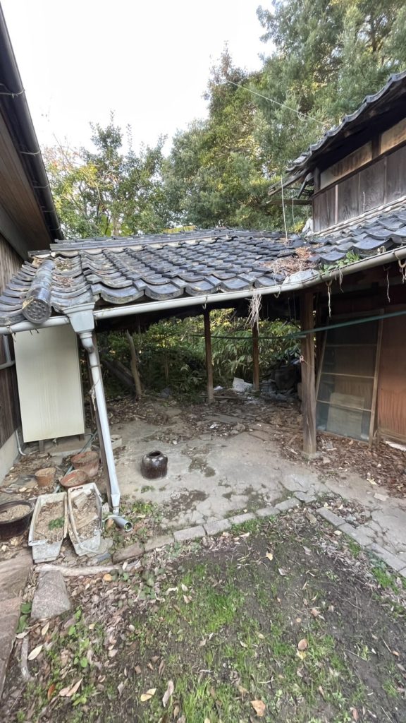 宇部市西琴芝の解体現場で崩落して倒れかかっている画像