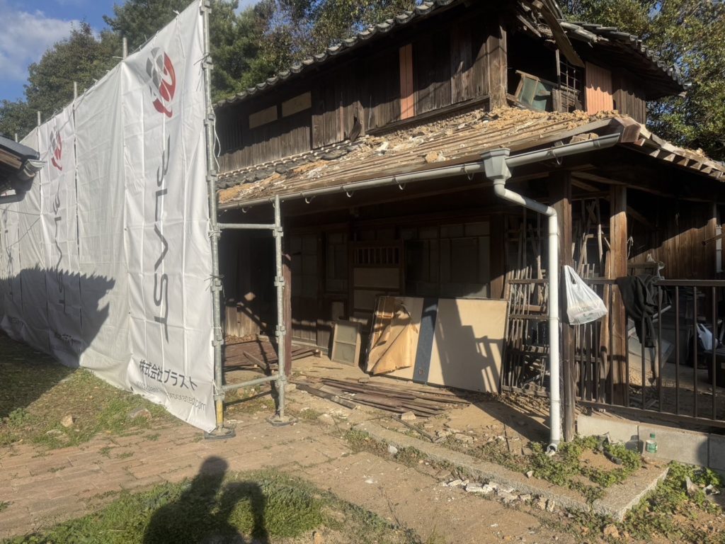 宇部市西琴芝の解体現場での足場を設置した画像