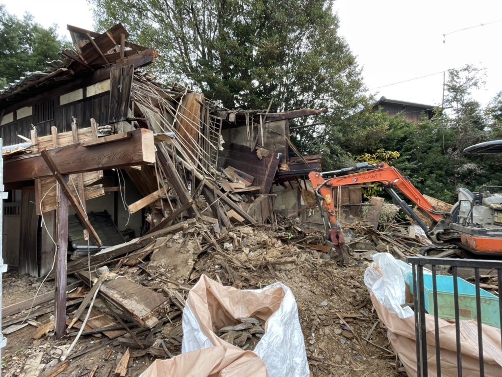 宇部市西琴芝の解体現場での重機をで解体をしている画像