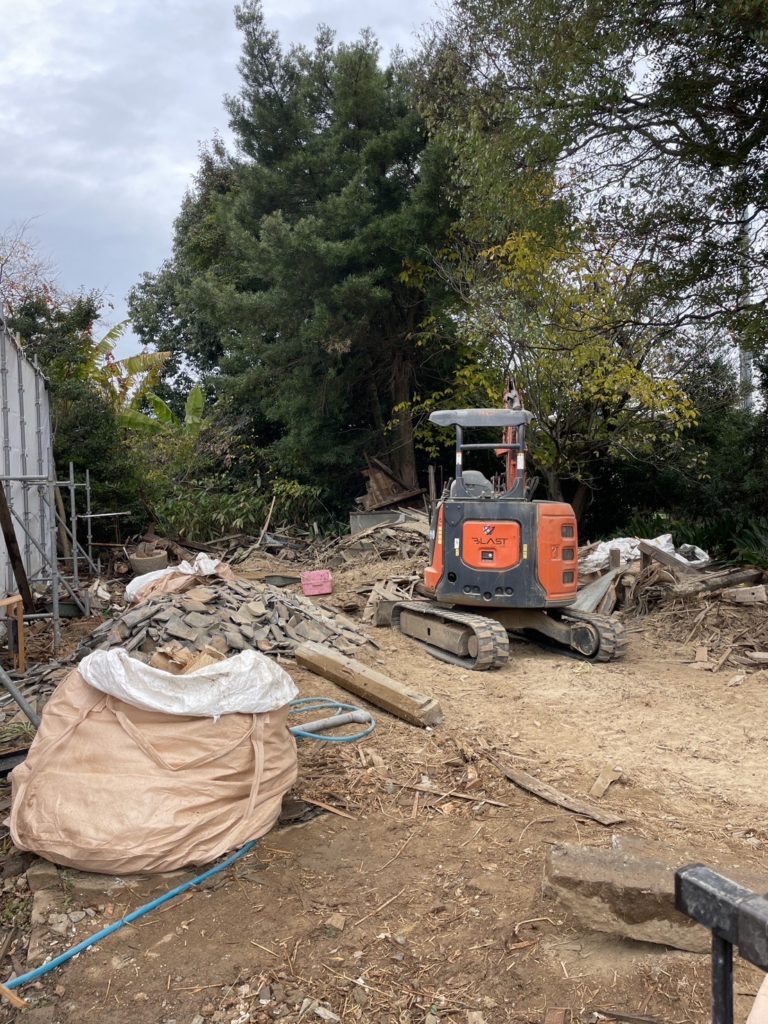 宇部市西琴芝の解体現場での重機を分別をしている画像