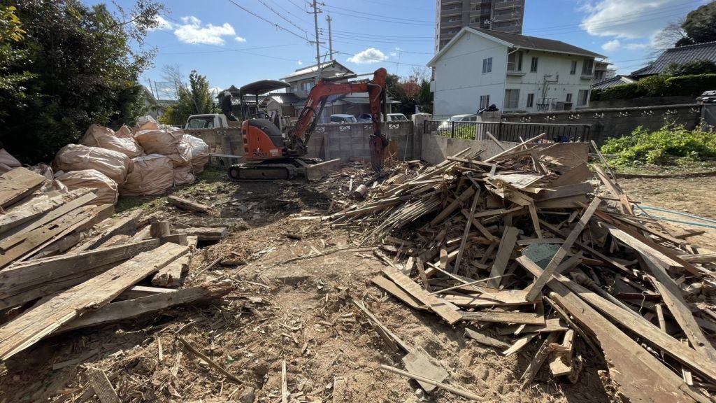 宇部市西琴芝の解体現場での重機で積み込みをする画像