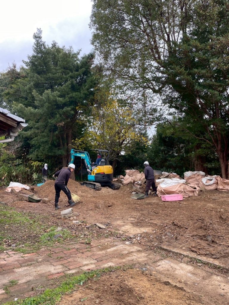 宇部市西琴芝の解体現場での手で分別をしている画像