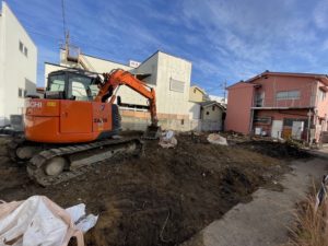 重機を使用して建物本体を解体する作業風景