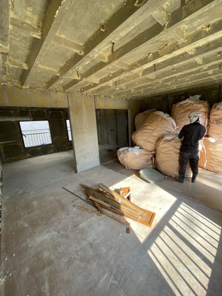 内装解体工事施行中