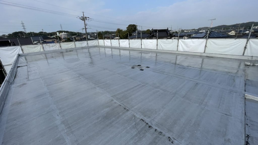 解体工事前に防水シート撤去前