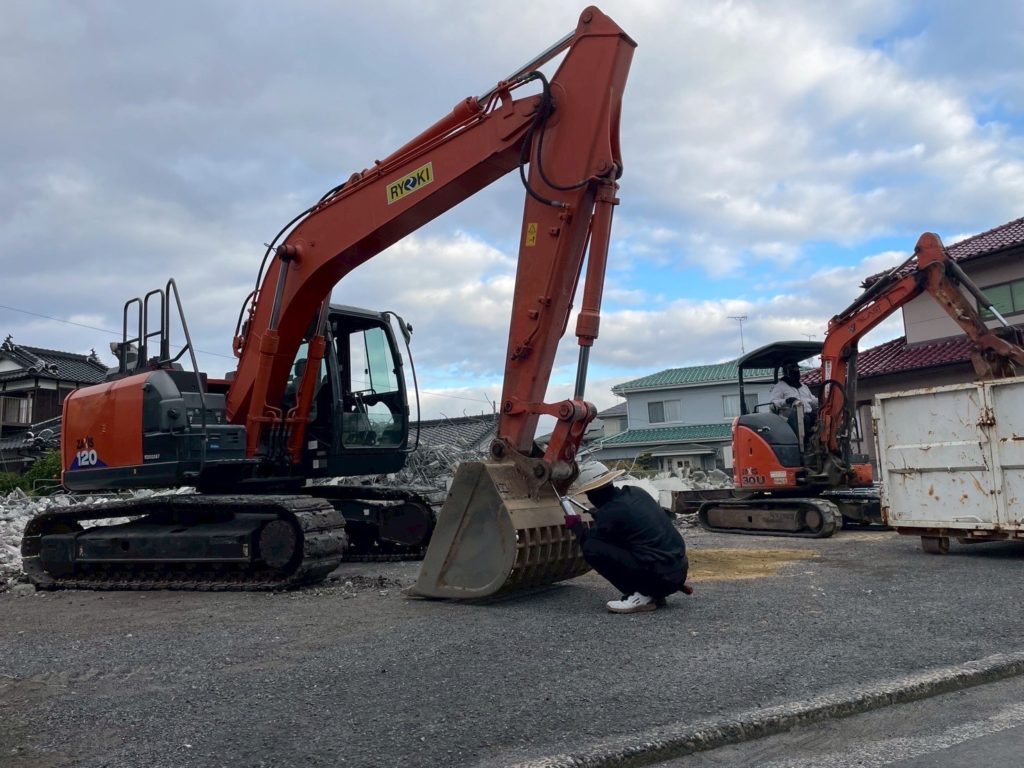 基礎解体に向けてバケットを変更中