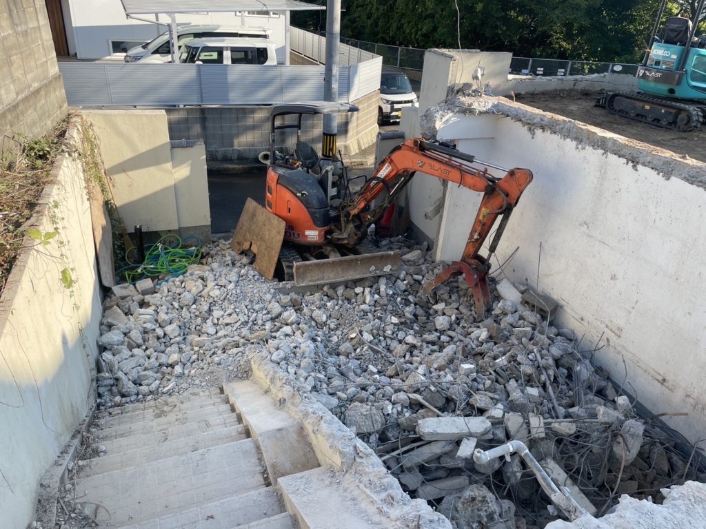 解体工事施行中の写真